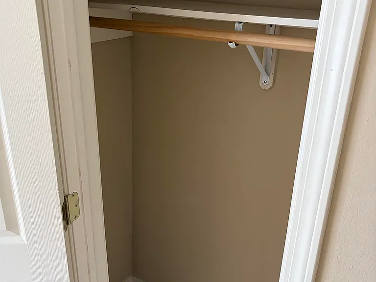 913 W Rothland St #A — Photo 24