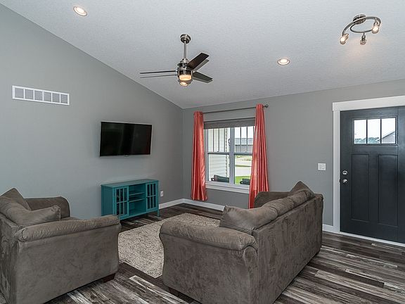 5th image of 4586 Meadow Creek Dr