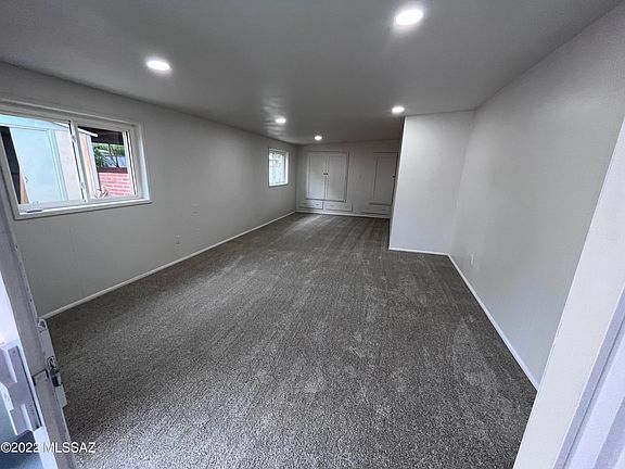 5th image of 10 NE Freihage Dr
