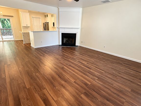 3rd image of 901 Bendleton Trce