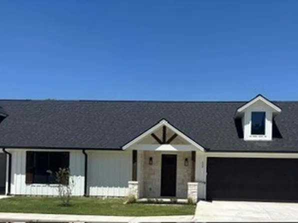 202 E Ewell St, Granbury, TX 76048