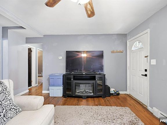 4th image of 1053 Carnation Dr