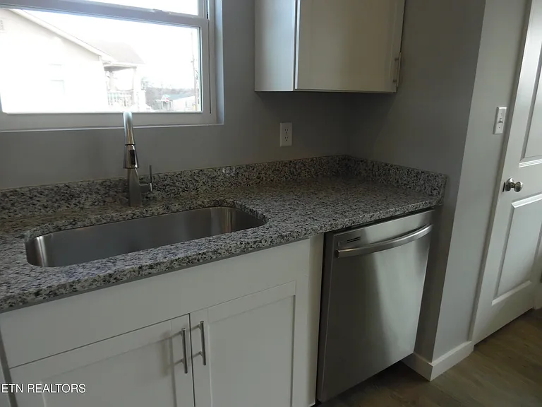 3615 Lyle Ave — Photo 5