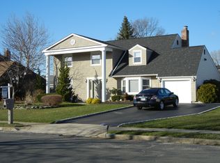 32 Nimbus Rd, Holbrook, NY 11741