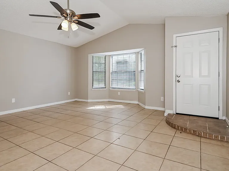 1834 Manitoba Ct N — Photo 3