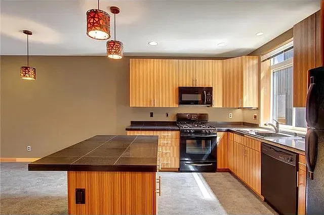3 bed, 2.5 bath, 1220 sqft, $3,695 — Photo 3
