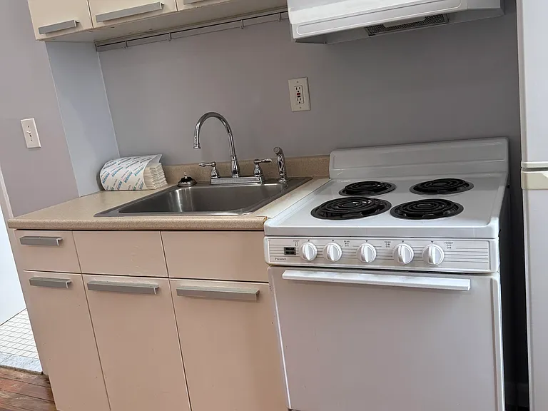 56 College Ave #1R — Photo 5