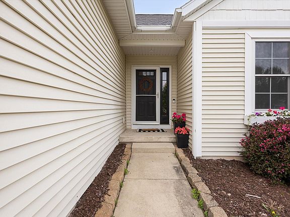 5th image of 552 N Creek Ct NE