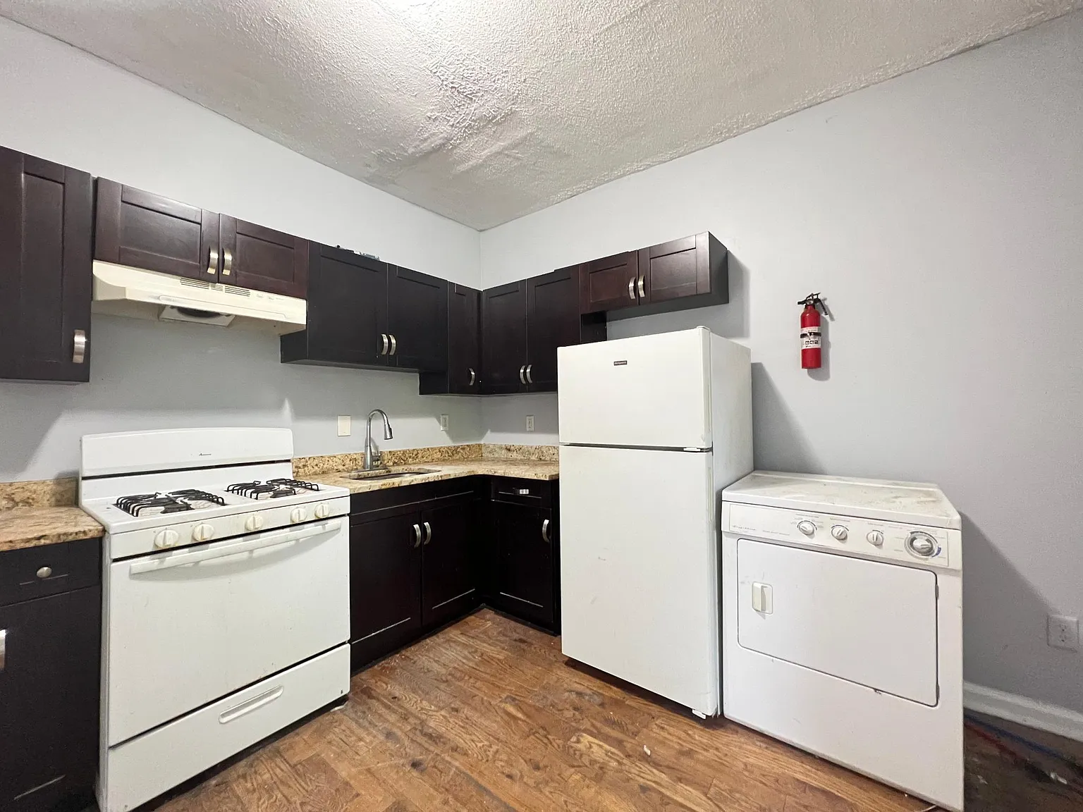 3 bed, 1000 sqft, $2,200 — Photo 1