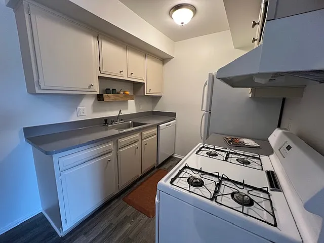 Lexington Manor Apartments — Photo 12