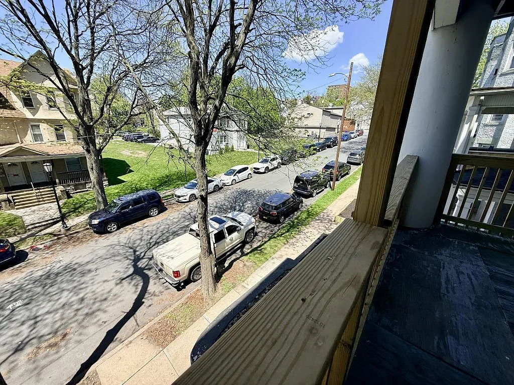 320 Taylor Ave, apt 3 — Photo 2