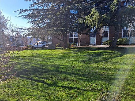 4th image of 275 Battleford Ave