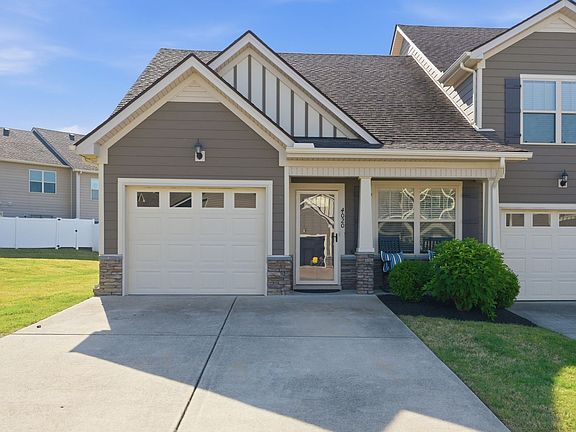 2nd image of 4020 Commons Dr