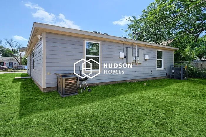 1318 Oak St — Photo 12