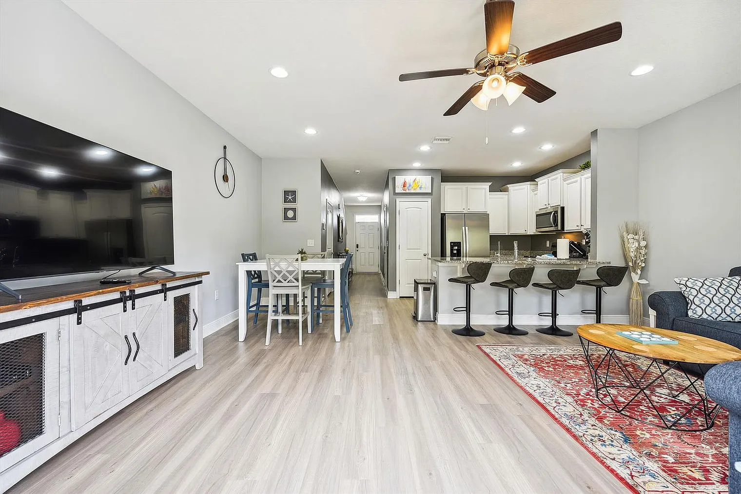 3 bed, 2.0 bath, 1539 sqft, $3,210 — Photo 3