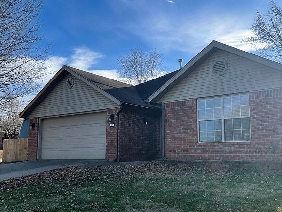 3rd image of 929 S Parkwood Dr