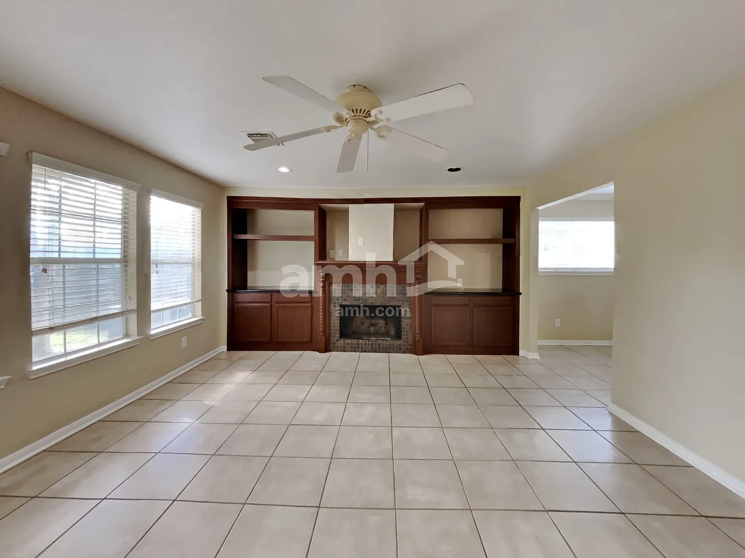 4 bed, 2.5 bath, 2800 sqft, $2,405 — Photo 4