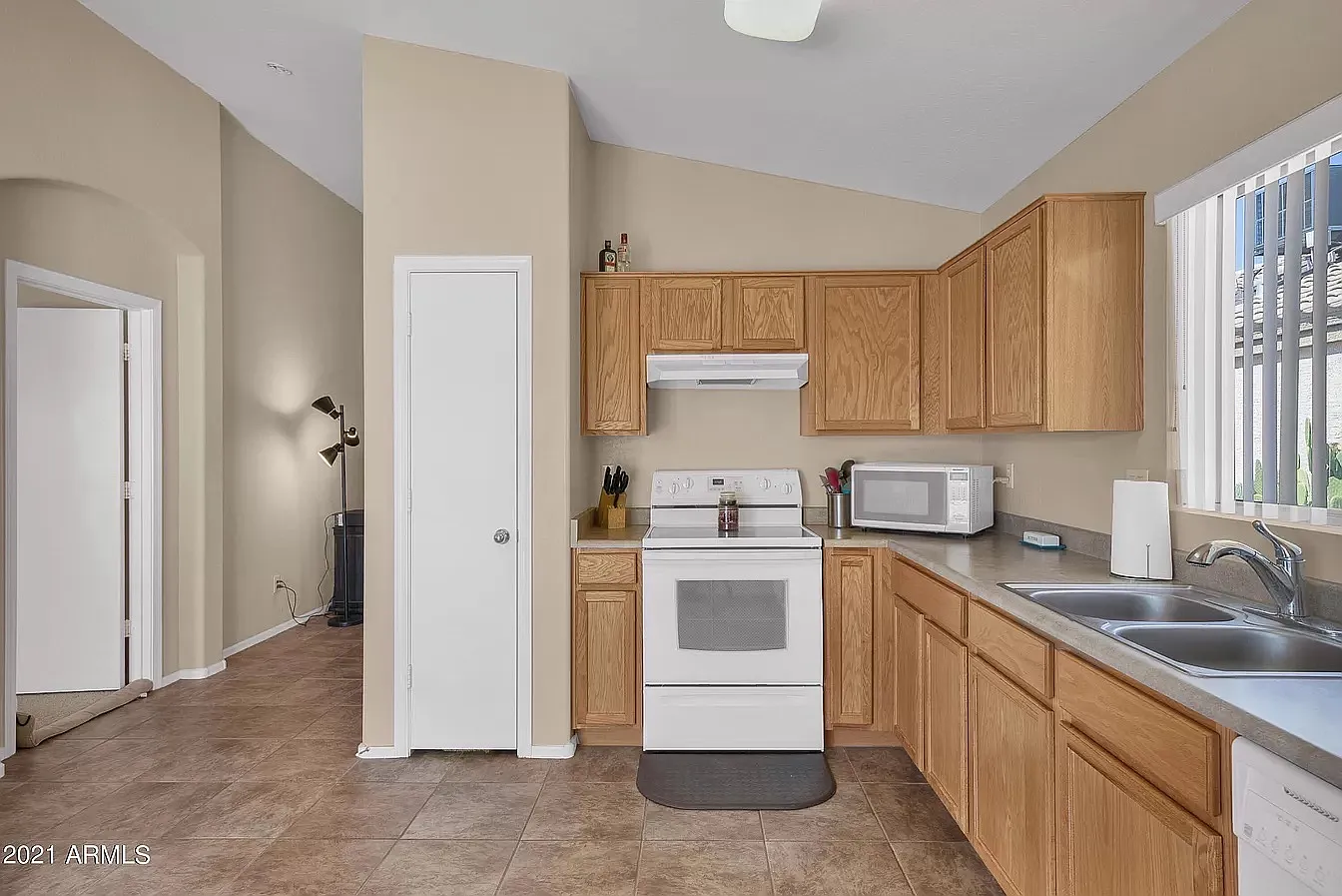 3 bed, 1281 sqft, $2,100 — Photo 3