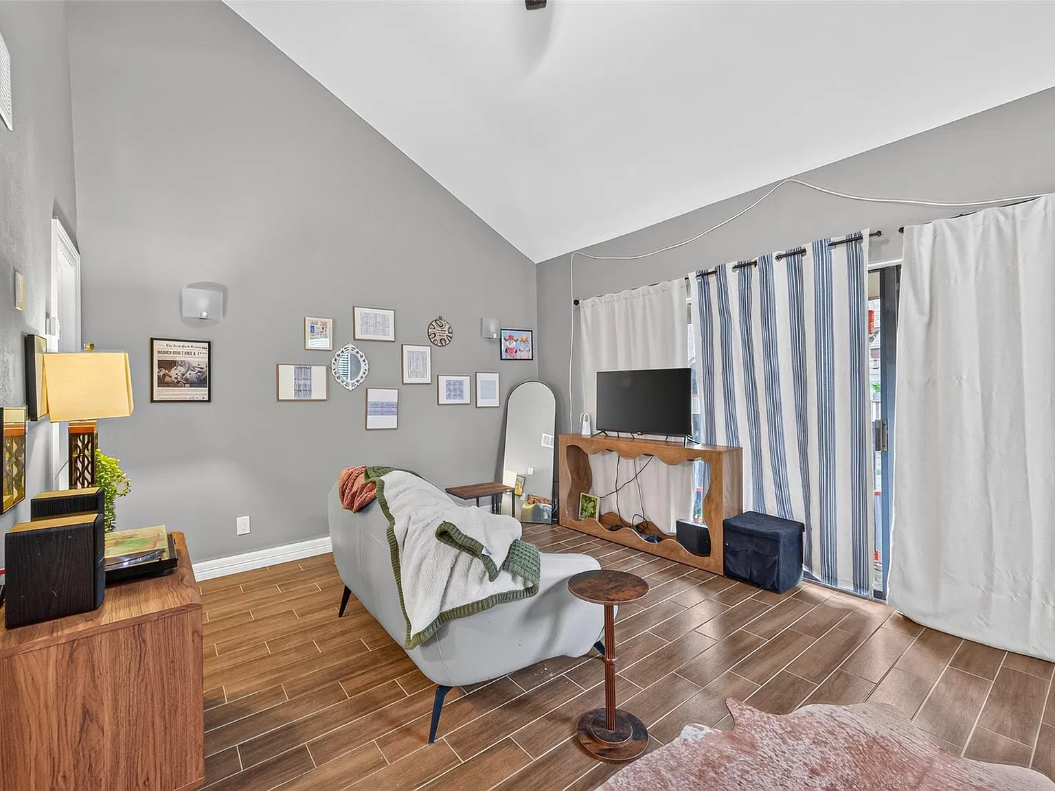 2 bed, 2.0 bath, 866 sqft, $1,300 — Photo 2