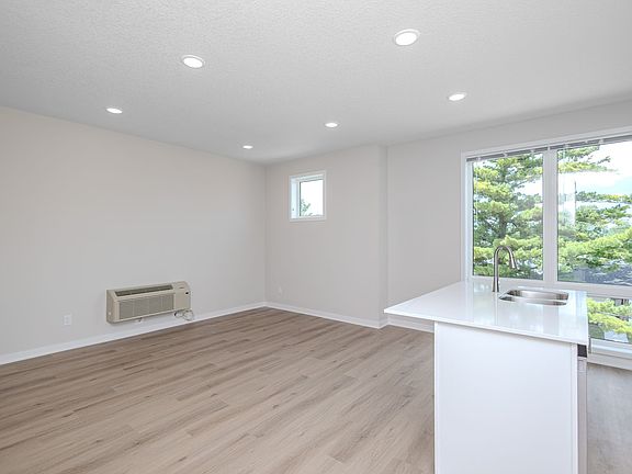 5th image of 304 SE 3rd St #303