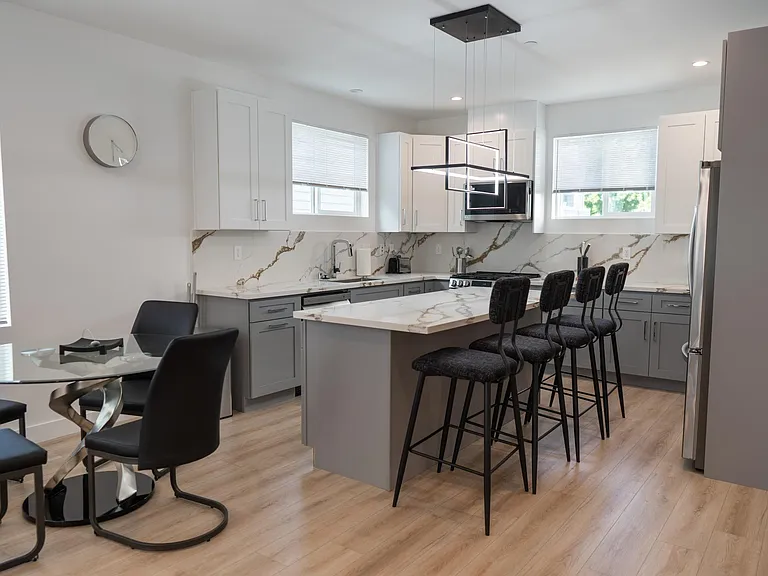 4833 Riverton Ave — Photo 23