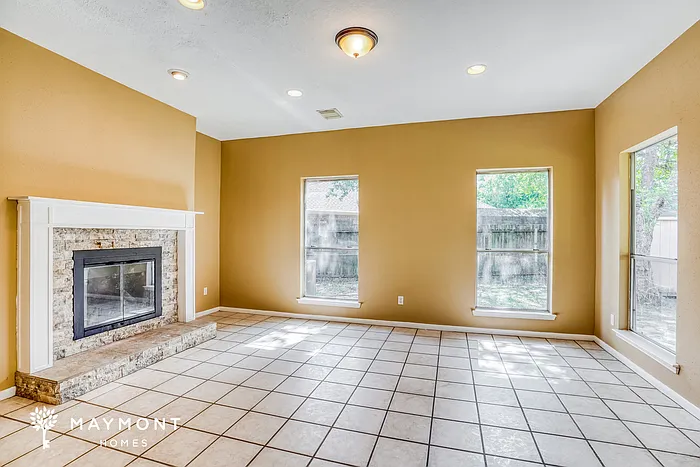 4 bed, 2.5 bath, 2468 sqft, $1,995 — Photo 4