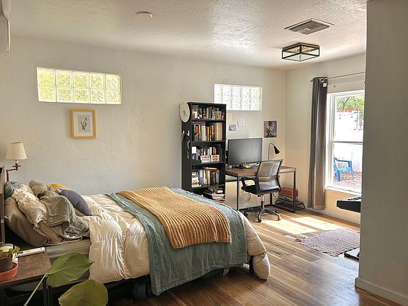3rd image of 1011 E Elm St
