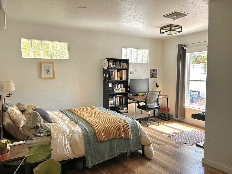 1011 E Elm St — Photo 3