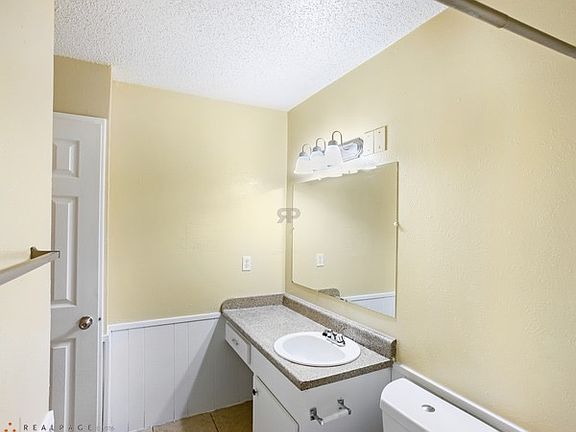 2nd image of 1019 W Pioneer Pkwy APT C