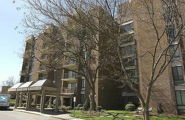Secure building in lovely maintained com