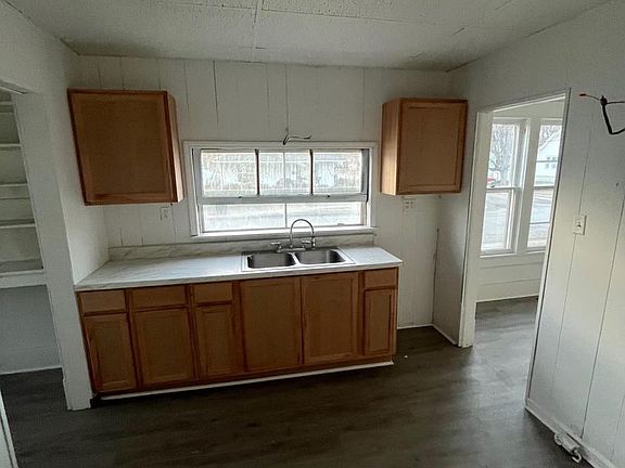 4th image of 404 E Ashland St