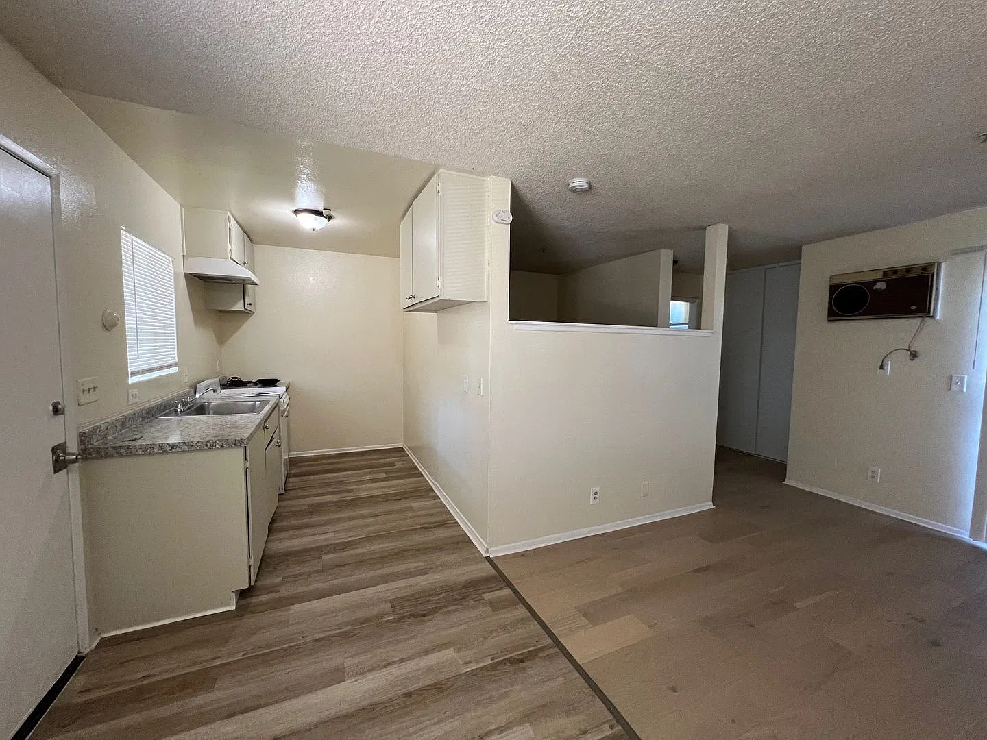 1202 N Van Ness — Photo 4
