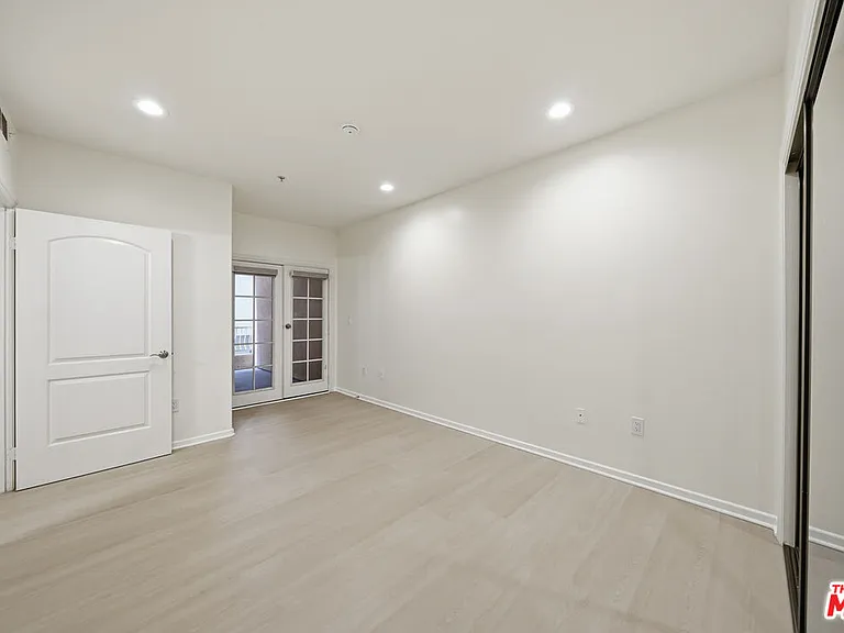 1037 S Fedora St #204 — Photo 4