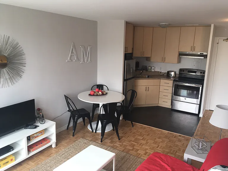 1545 Oxford St — Photo 10