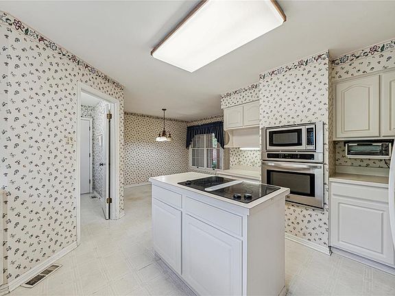 4th image of 320 Morristown Ct