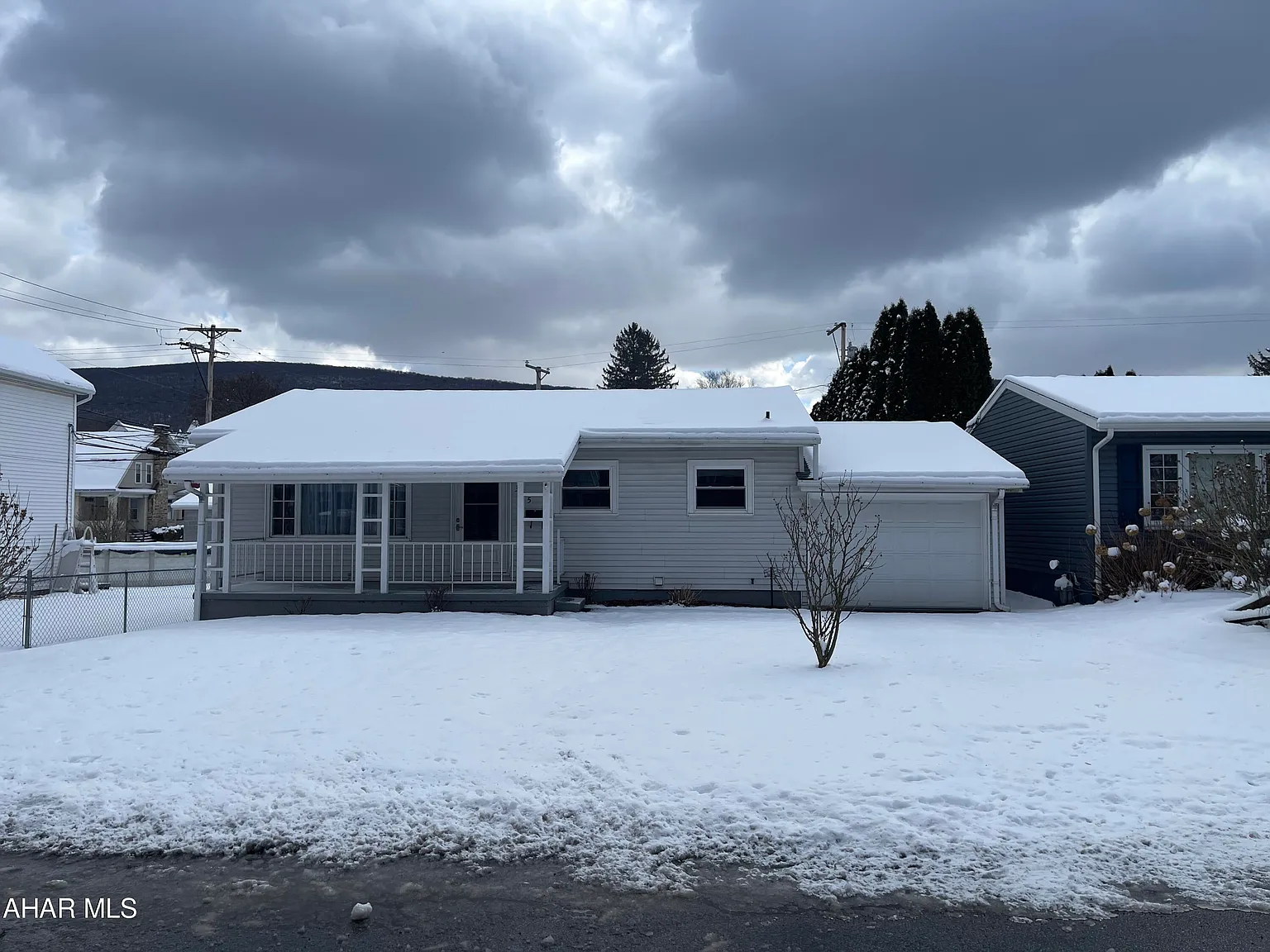 325 E Logan Ave photo 1