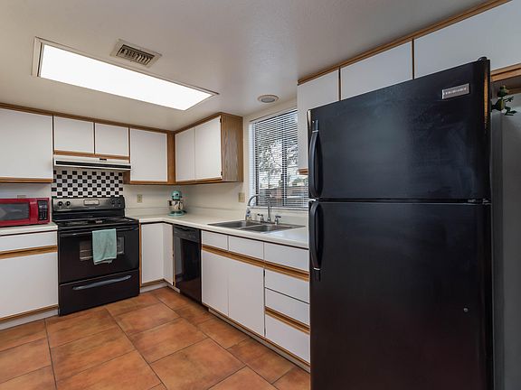 4th image of 3360 N Los Altos Ave