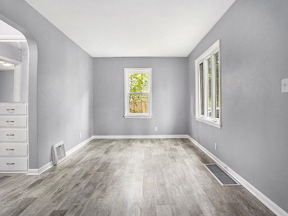 4th image of 320 Miller Ave