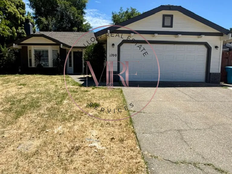 1700 Brookglen Dr — Photo 1