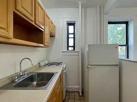 4th image of 24 Rock St APT 103