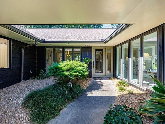 4th image of 1185 Oakhaven Dr
