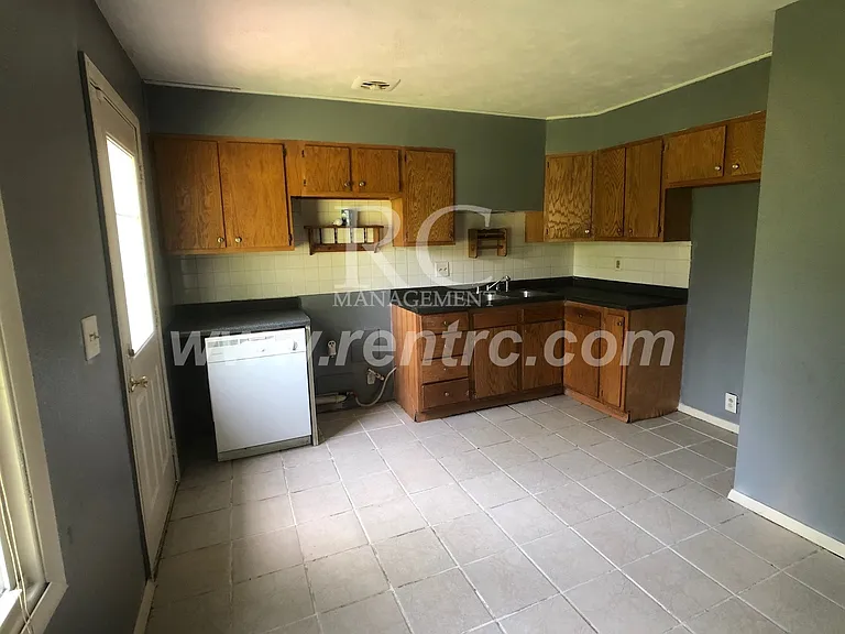 903 Southmoor Dr — Photo 2