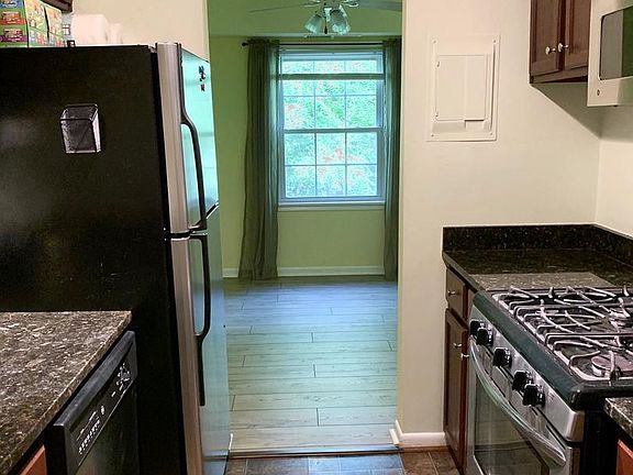 3rd image of 3890 Lyndhurst Dr APT 203