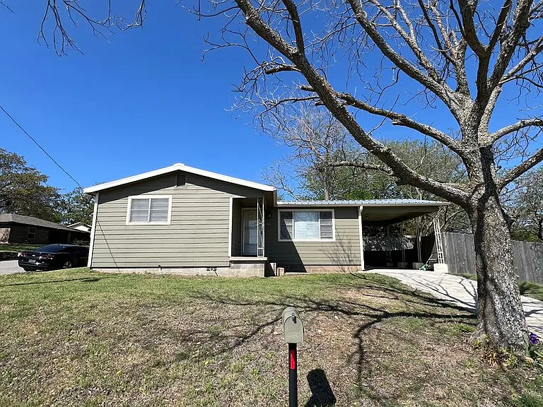 1106 Foster Ln — Photo 2
