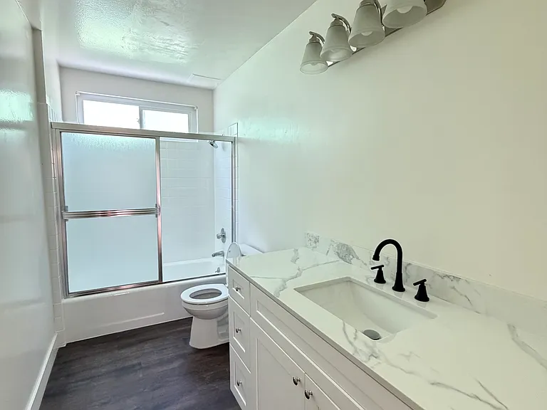 2421 N Beachwood Dr #2 — Photo 14