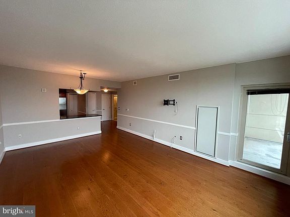 5th image of 717 S Christopher Columbus Blvd #906