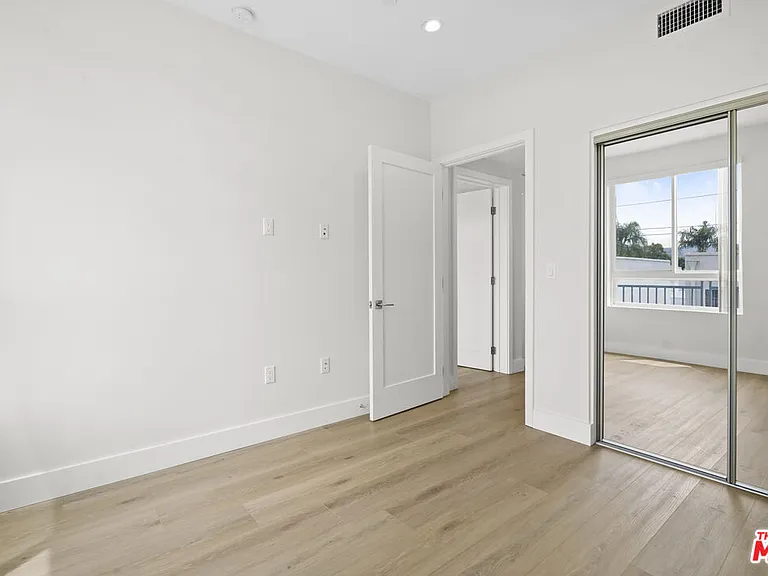 11042 La Maida St #203 — Photo 13