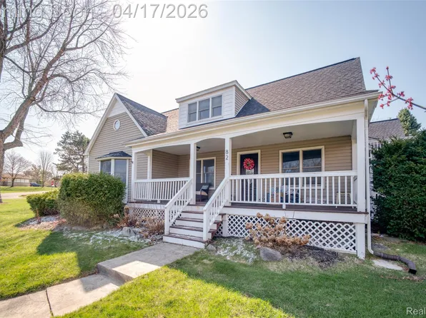 82 Granada Dr, White Lake, MI 48386