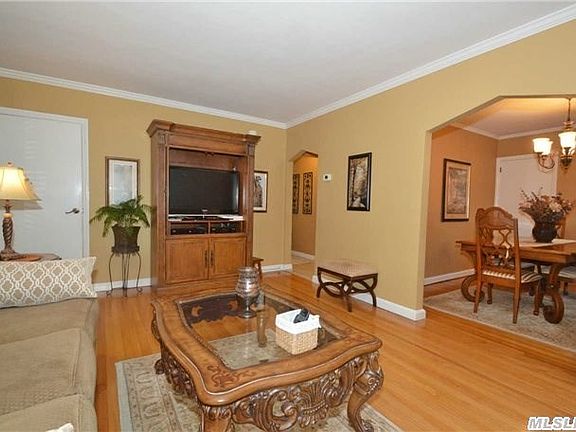 2nd image of 211 Sheridan Blvd