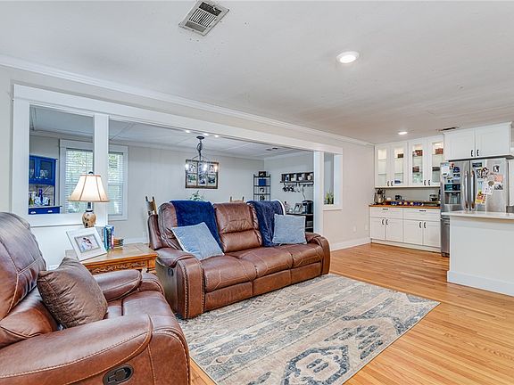 3rd image of 1157 E Magnolia Ave